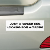 Koningin Bee die op zoek is naar een drone Bumpersticker (Op auto)