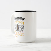 Koningin-bij-woordkunst voegt monogram toe tweekleurige koffiemok (Voorkant links)