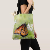 Koningin Butterfly Sunning on Milkweed Tote Bag (Dichtbij)