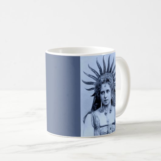 Koningin Marie van Roemenië als de koningin van de Koffiemok (Voorkant rechts)