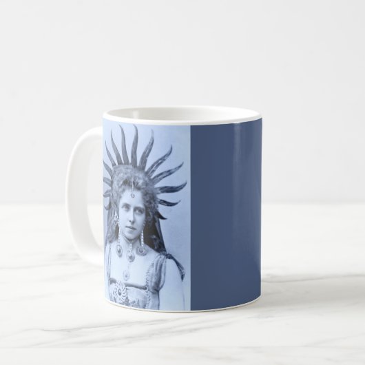 Koningin Marie van Roemenië als de koningin van de Koffiemok (Voorkant links)