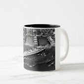 Koningin Mary Docks met hulp Tweekleurige Koffiemok (Voorkant rechts)