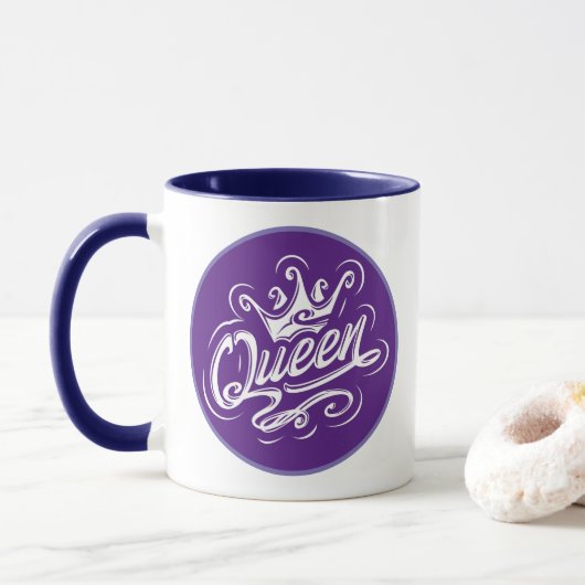 Koningin met kroon, Typografie Design Mok (Met donut)