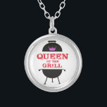 Koningin van de Gril, roze kroonrood Zilver Vergulden Ketting<br><div class="desc">Viel die koningin van de Grill in je leven met deze leuke,  trendy,  coole afbeelding. Ideaal voor moederdag,  moederdag,  vierde dag van de Onafhankelijkheid juli of alleen om een zomerbarbecue te herdenken.</div>