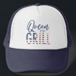 Koningin van de gril trucker pet<br><div class="desc">Koningin van het verdriet, het perfecte cadeau voor de zomerkok in je leven. Een idee van verjaardag, Kerstmis, moederdag of vaders cadeau of gewoon een dank voor een geweldige dag! In patriottisch rood, wit en blauw met op de tekst van het trendmanuscript en een koele onderdrukte mening, maakt dit de...</div>