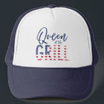Koningin van de gril trucker pet<br><div class="desc">Koningin van het verdriet, het perfecte cadeau voor de zomerkok in je leven. Een idee van verjaardag, Kerstmis, moederdag of vaders cadeau of gewoon een dank voor een geweldige dag! In patriottisch rood, wit en blauw met op de tekst van het trendmanuscript en een koele onderdrukte mening, maakt dit de...</div>