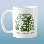 Koningin van de kas Gepersonaliseerde Tuinieren Koffiemok<br><div class="desc">Een  kas vol fantastische planten,  met tekst gezegde Queen of the Greenhouse. Wijzig de naam om deze te personaliseren. Perfect voor uw favoriete tuinman. Originele kunst van Nic Squirrell.</div>