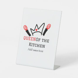 Koningin van de keuken chef koken voeg naam kroon reclamebord met voetstuk