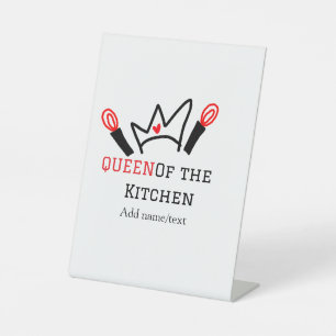 Koningin van de keuken chef koken voeg naam kroon reclamebord met voetstuk