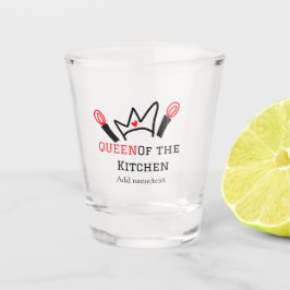 Koningin van de keuken chef koken voeg naam kroon shot glas