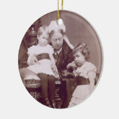 Koningin Victoria (1819-1901) met haar kleinkinder Keramisch Ornament (Links)