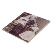 Koningin Victoria (1819-1901) met haar kleinkinder Tegeltje (Zijkant)