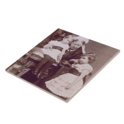 Koningin Victoria (1819-1901) met haar kleinkinder Tegeltje (Zijkant)