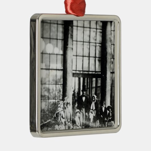 Koningin Victoria en Prins Albert met hun Metalen Ornament (Rechts)