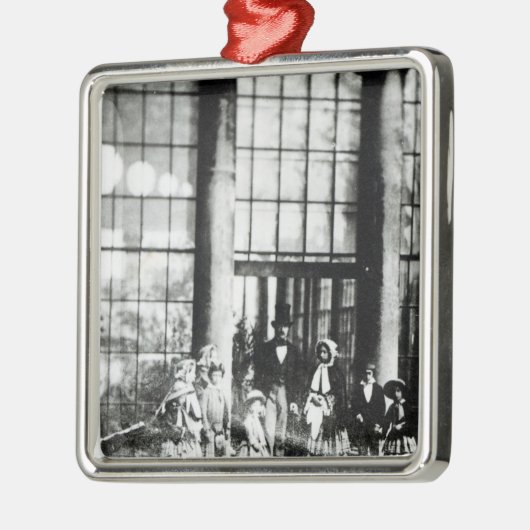 Koningin Victoria en Prins Albert met hun Metalen Ornament (Links)