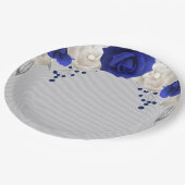 koningsblauwe roos witte bloemen grijs papieren bordje (Gekanteld)