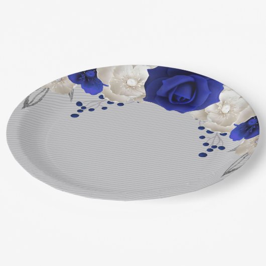 koningsblauwe roos witte bloemen grijs papieren bordje (Gekanteld)