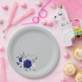 koningsblauwe roos witte bloemen grijs papieren bordje (Feest)