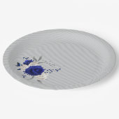 koningsblauwe roos witte bloemen grijs papieren bordje (Gekanteld)