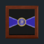 Koninklijk Blauw Elegant Monogram Cadeaudoosje<br><div class="desc">Een koninklijke blauwe en gouden geometrische band met een elegant monogram medaillon maakt een prachtige aandenken doos. Voeg uw gewenste monogram toe in plaats van het voorbeeld dat in de ontwerp-sjabloon wordt getoond voor een echt speciaal cadeau dat geschikt is voor verjaardagen,  kerst,  pensioneringen,  jubilea,  bruiloften en meer.</div>