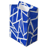 Koninklijk blauw en wit mozaïekpatroon medium cadeauzakje (Voorkant Gekanteld)