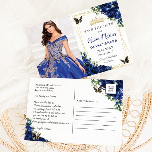 Koninklijk blauwe bloemquinceañera met vlinders af aankondigingskaart