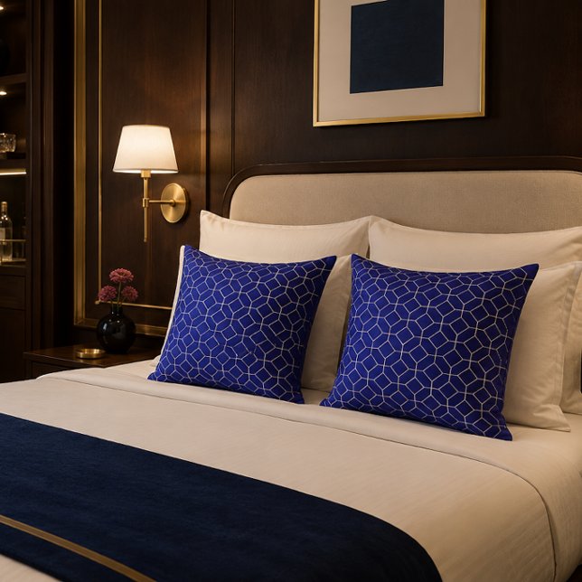 Koninklijk blauwe geometrische werp kussen (Royal blue geometric throw pillow adding elegant boutique hotel style to modern interiors.)
