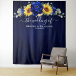 Koninklijk Blauwe Rustieke Zonnebloem Moderne Trou Wandkleed<br><div class="desc">Elegant en modern rustiek landelijke trouwfoto-achtergrond / fotohokje-accessoire met heldere gele zonnebloem,  Koninklijk blauwe pioenrozen,  baby's adem,  gipsyfilia bloemstuk / krans met eucalyptusbladeren. Zoek meer bijpassende ontwerpen en variaties in mijn "blissweddingpaperie" winkel. En neem gerust contact met me op voor verdere aanpassing of bijpassende artikelen.</div>