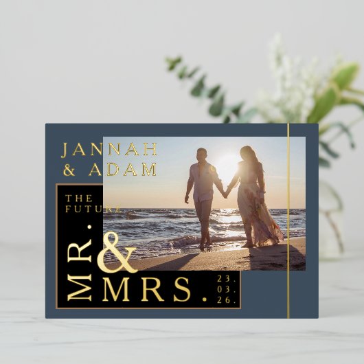 Koninklijke Blauwe en Gouden Fotobruiloft Mr. en M Folie Uitnodiging (Staand Voorkant)