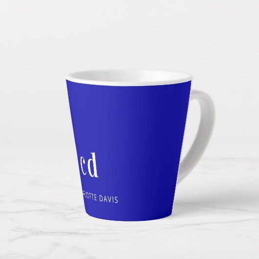 Koninklijke blauwe witte monogram initiaal latte mok (Rechterhoek)