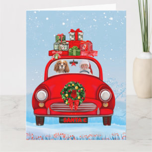 Koninklijke Cavalier Hond in Auto met Kerstman Kaart