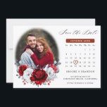 Koninklijke Rood Wit Zilver Metallic Foto Kalender Save The Date<br><div class="desc">Elegante koninklijke rood wit zilver thema kalender save the date kaart met elegante boeket van koninklijke robijnrode,  karmozijnrode,  zilveren,  puur witte kleur rozen bloemknoppen en eucalyptus bladeren. Neem contact met me op voor hulp bij het aanpassen of als je een ander product met dit ontwerp nodig hebt.</div>