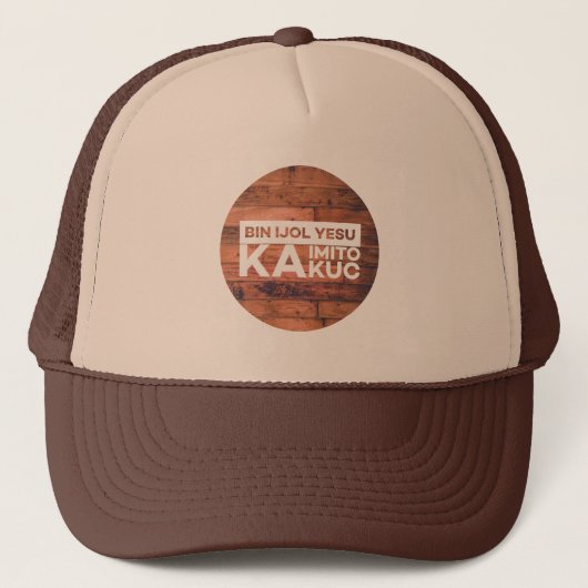 Konymoi "Bin ijol Yesu ka imito kuc" Trucker Hat Trucker Pet (Voorkant)