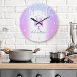 Kookbakkerij Schaak Paarse glitterschijven Grote Klok<br><div class="desc">Maak een stijlvolle indruk met deze elegante, geavanceerde, eenvoudige en moderne aangepaste muur klok. Een dunne, paarse, roze, blauwe tweelaagse cake, handgeschreven scripttypografie en glitterdruppels bedekken een faux metallic paarse blauwe achtergrond. Personaliseer met uw volledige naam, zaken, of andere info. Uw keuze uit een rond of vierkant klokgezicht. Maakt een...</div>