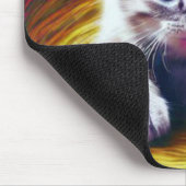 Kookbange kitten op het portaal muismat (Hoek)