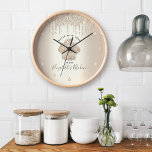 Kookcake bakkerij Chef Gold Glitter Drift Chic Grote Klok<br><div class="desc">Maak een stijlvolle indruk met deze elegante, geavanceerde, eenvoudige en moderne aangepaste muur klok. Een sparkly, champagne goudcakaart, handgeschreven scripttypografie en glitterdruppels bedekken een faux metallic champagne goudombre achtergrond. Personaliseer met uw volledige naam, zaken, of andere info. Uw keuze uit een rond of vierkant klokgezicht. Maakt een chic, professioneel en...</div>