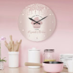 Kookcake bakkerij Kaas Roos Gold Glitter Drives Grote Klok<br><div class="desc">Maak een stijlvolle indruk met deze elegante, geavanceerde, eenvoudige en moderne aangepaste muur klok. Een dunne, roos goudcakaart, handgeschreven schrijftypografie en glitterdruppels bedekken een faux metallic gouden achtergrond van het roos. Personaliseer met uw volledige naam, zaken, of andere info. Uw keuze uit een rond of vierkant klokgezicht. Maakt een chic,...</div>
