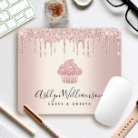Kookcake bakkerij Kaas Roos Gold Glitter Drives Muismat<br><div class="desc">Maak een stijlvolle indruk met deze elegante, gesofisticeerde, eenvoudige, moderne douanenaam mousepad. Een dunne, roos goudcakaart, handgeschreven schrijftypografie en glitterdruppels bedekken een faux metallic gouden achtergrond van het roos. Pas uw volledige naam, functie of andere gegevens aan. Maakt een chic, professioneel en modieus statement voor je bedrijf. De overeenkomstige visitekaartjes...</div>