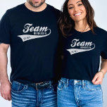 Kool Custom Family Team Name Retro Sports Logo T-shirt<br><div class="desc">Viel je familie met dit coole shirt met een retro sport als 'Team' logo met een moerasstaart. Personaliseer door jouw namen en vastgesteld jaar toe te voegen. Ideaal voor gezinsherenigingen, outings, familiesportevenementen of alleen voor show, je bent trots op je 'team'. Bekijk onze coördinerende producten door op de Colorfulgalshop logo...</div>