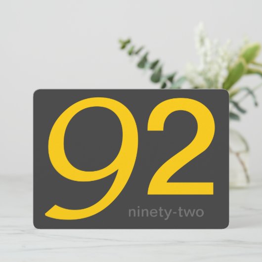 Kool en Geel Aangepast 92e verjaardag Uitnodigen Kaart (Staand voorkant)
