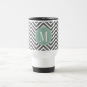 Kool en mint Groene Chevrons Aangepast monogram Reisbeker (Center)