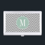 Kool en mint Groene Chevrons Aangepast monogram Visitekaarthouder<br><div class="desc">Voeg uw monogrammen aan dit trendy en grafisch patroon met populaire kleuren toe.</div>