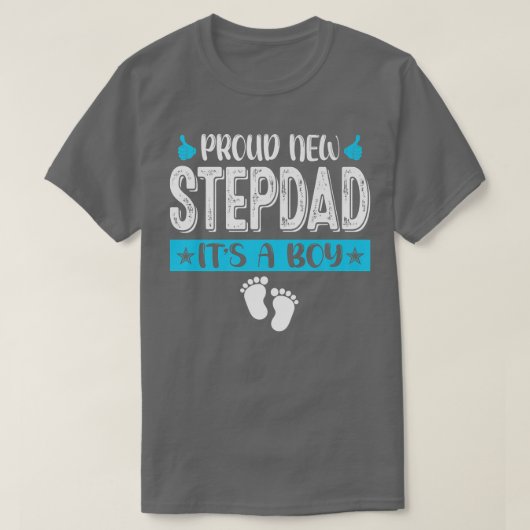 Kool Family Proud New Stepdad Het is een jongen di T-shirt (Design voorkant)