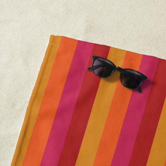 Kool Retro 70s Stripes Oranje rood roze goud Strandlaken (In situ)