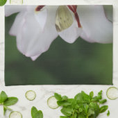 Kool Witte Vlinder op Lily Flower Foto Theedoek (Gevouwen)