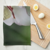 Kool Witte Vlinder op Lily Flower Foto Theedoek (Quarter Fold)