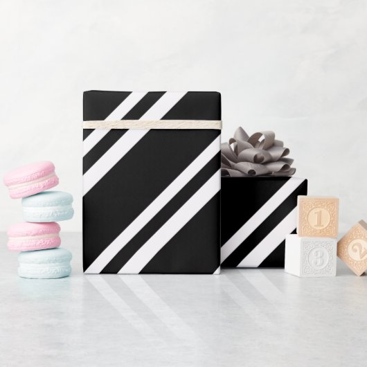 Kool zwart-wit diagonale strepen Modern Cadeaupapier (Baby Shower)