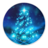 Koolblauwe kerstboom met mousserende lichten keramische knop (Voorkant)