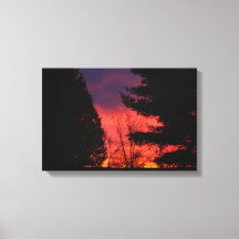 Koolrode zonsopgang boven Hubbell, Michigan