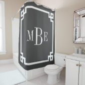 Koolsteengrijs en witte Griekse sleutel | Monogram Douchegordijn (In situ)